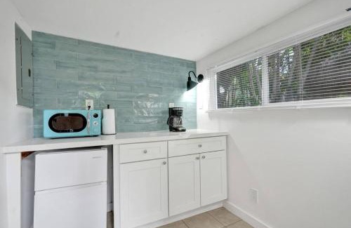 Sailboat Bend Apartment | Tropical Oasis Studio w Pool
