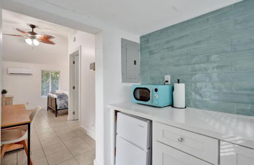 Sailboat Bend Apartment | Tropical Oasis Studio w Pool