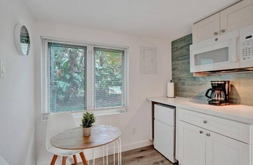 Sailboat Bend Apartment | Tropical Oasis Studio w Pool