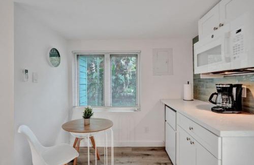 Sailboat Bend Apartment | Tropical Oasis Studio w Pool