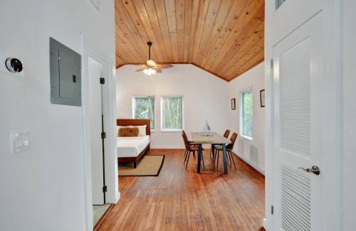 Sailboat Bend Apartment | Tropical Oasis Studio w Pool