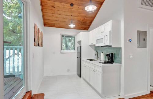 Sailboat Bend Apartment | Tropical Oasis Studio w Pool