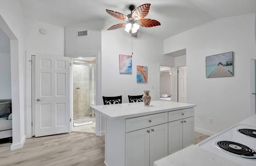 Sailboat Bend House | Tropical Oasis: 2BR w/Pool