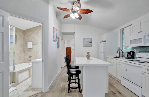 Sailboat Bend House | Tropical Oasis: 2BR w/Pool