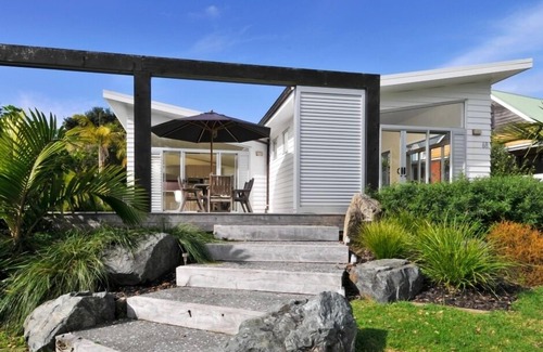 Omaha House | Tropical Omaha Beach House