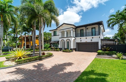 Ludlam House | Tropical Paradise deluxe villa