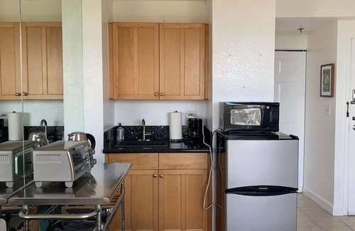 Waikiki Apartment | Tropical Paradise Getaway Ocean & Lush Tropical Views Pool, BBQ & WI-FI Inn on the Park 1503