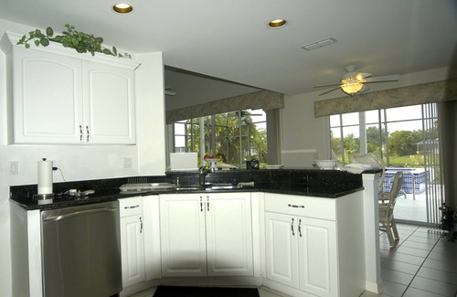 Crown Pointe House | Tropical Paradise on The Lake with Pool 10 minutes from the Beach