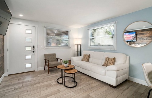 Ballast Point House | Tropical 🌴 Retreat w/ Huge Relaxing Patio