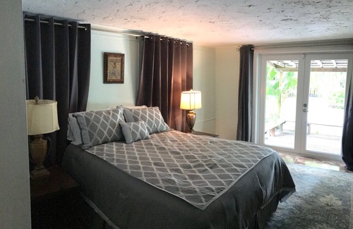 Central Oakland Park House | Tropical Retreat with heated pool