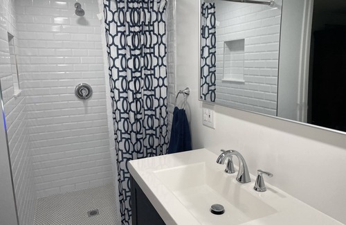 Central Oakland Park House | Tropical Retreat with heated pool