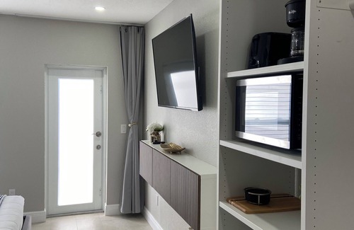 Bradenton Apartment | 🏖️Tropical Sea, Private Studio.Near IMG and Beaches!