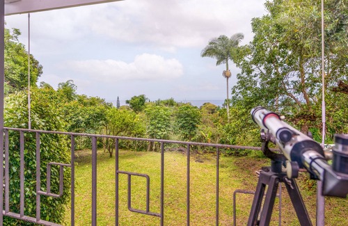 Honaunau-Napoopoo House | Tropical, secluded getaway with ocean views, covered lanai, grill, & fast WiFi