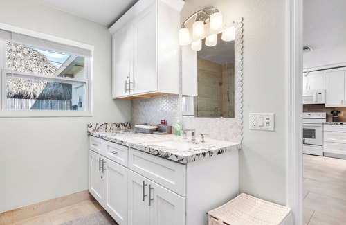 Boynton Beach House | Tropical Tiki Hut Villa – Reno 4Bdr with Heated Saltwater Pool, King Beds & 6TVs