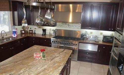 Eastvale Bed & Breakfast | Tropical Vibes