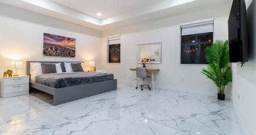 Golden Glades Villa | Tropical Villa wJacuzzi Big Terrace & Billiards