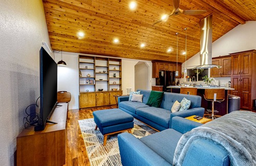 Newberg House | Tropical Wine Country cottage with enclosed yard, firepit, & patio