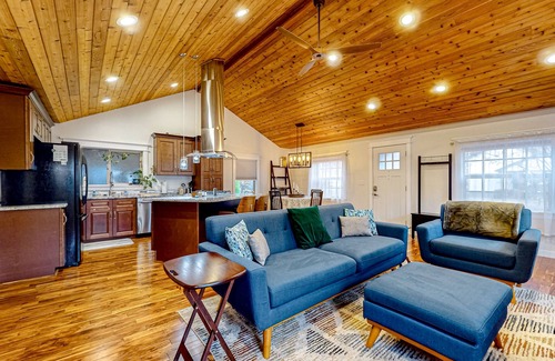 Newberg House | Tropical Wine Country cottage with enclosed yard, firepit, & patio