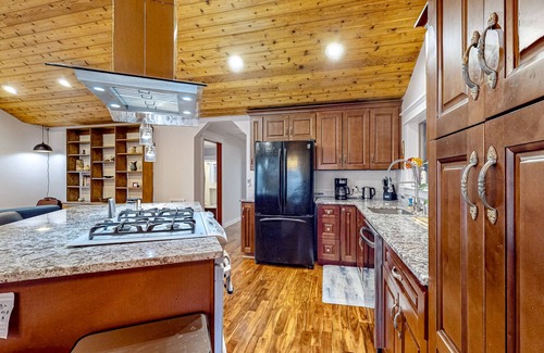 Newberg House | Tropical Wine Country cottage with enclosed yard, firepit, & patio
