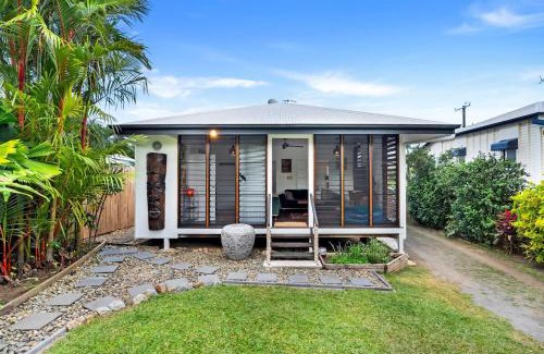 Edge Hill House | Tropicana Cottage - Eclectic Poolside Haven near CBD