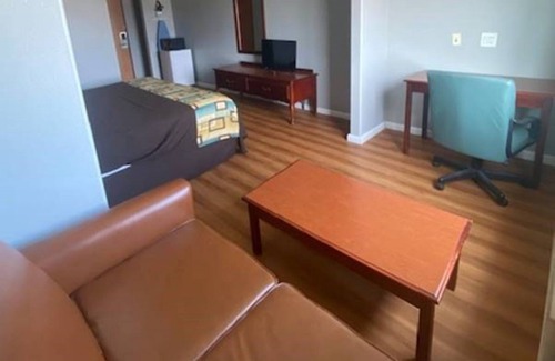 Northwest Dallas Hotel | Tropicana Inn and Suites