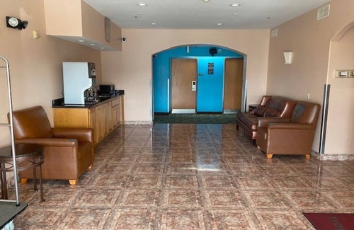 Northwest Dallas Hotel | Tropicana Inn and Suites
