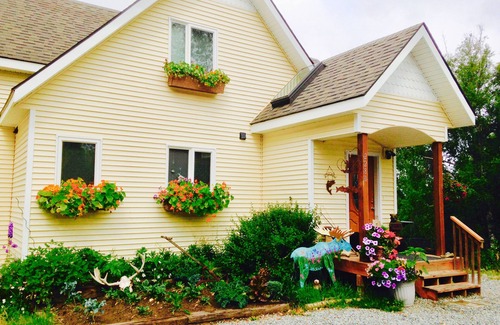 Gateway Ski Chalet | Trout Fishing Lake Front- Mt. Views- Fish, Boat, Hike, Play, Swim, sleeps 8