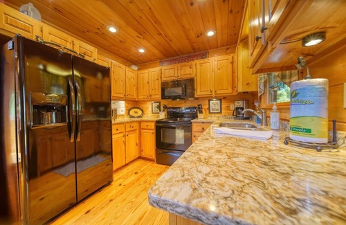 Suches Cabin | Troutmendous on Toccoa River - Egg Grill, Large Master Bedroom, Screened Porch!