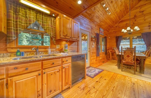 Suches Cabin | Troutmendous on Toccoa River - Egg Grill, Large Master Bedroom, Screened Porch!