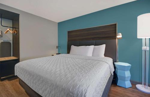 Gaylord Hotel | Tru By Hilton Gaylord, Mi