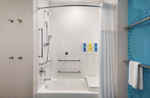 Waukesha Hotel | Tru By Hilton Milwaukee Brookfield
