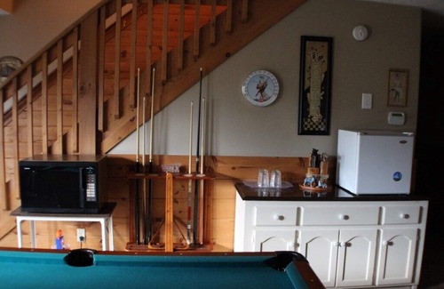 Black Bear Falls Cabin | TRUE LOG CABIN FANTASTIC VIEWS (ONLINE BOOKING) 2.5 MILES TO GATLINBURG & PARK