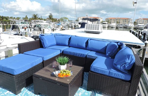 Fort Pierce Boat Rental | True on the water FL vacation! Extra's included! Fun marina with a lot to do!