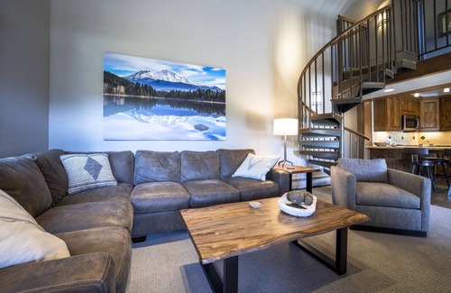 Breckenridge Condo | True Ski-In-Ski-Out 3 Bed-3 Bath Penthouse. Overlooks base of Peak 8. Sleeps 12
