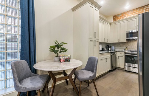 Central Business District Apartment | 🎺TRUE SOUTHERN ELEGANCE STEPS FROM IT ALL! 🎺 | The Beignet