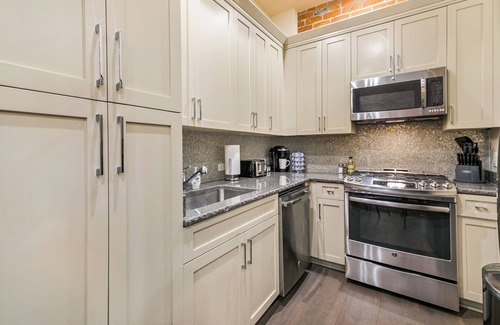 Central Business District Apartment | 🎺TRUE SOUTHERN ELEGANCE STEPS FROM IT ALL! 🎺 | The Beignet