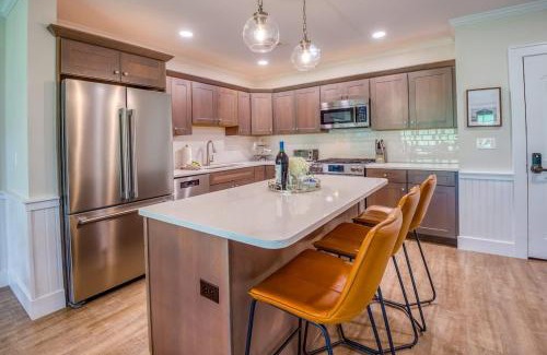 North Conway House | True Upscale Ski In & Out Condo with Pool & Hot Tub