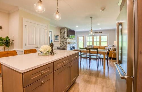 North Conway House | True Upscale Ski In & Out Condo with Pool & Hot Tub