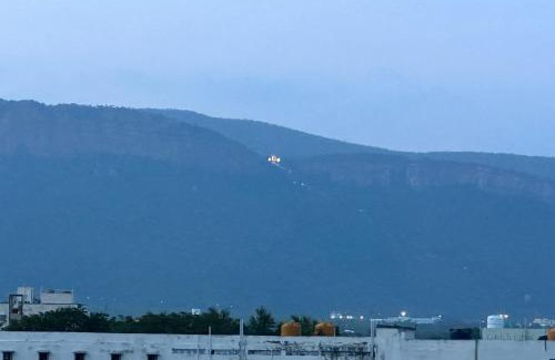 Tirupati Apartment | TrueLife - Bhavya Manor - Breakfast Included - 2500 SFT Modern homes with Garden - Panorama Tirumala Mountain View - Peaceful Location - Fast WiFi - Many restaurants nearby - Large hall, AC bedrooms, Kitchen - Android TV - Top service with lots of Love
