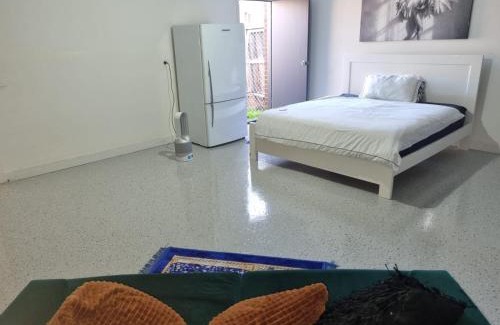 Truganina House | Trugnina garage converted in room