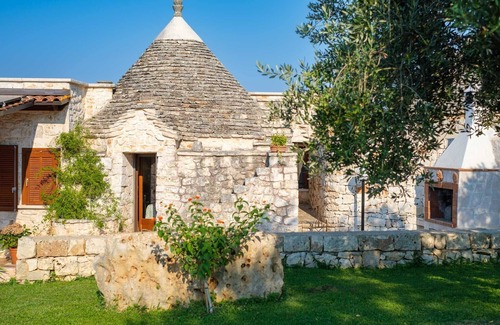 Castellana Grotte Villa | TRULLO IN PRIVATE COTTAGE, SWIMMING POOL, GARDEN, ANCIENT OLIVE TREES, WI-FI, BARBECUE
