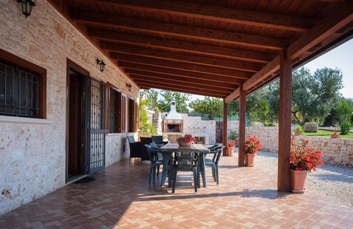 Castellana Grotte Villa | TRULLO IN PRIVATE COTTAGE, SWIMMING POOL, GARDEN, ANCIENT OLIVE TREES, WI-FI, BARBECUE