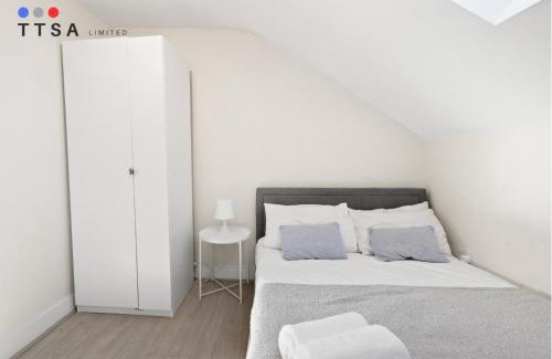 Addiscombe Apartment | TTSA - Essential 1 Bedroom Apartment 1 Croydon