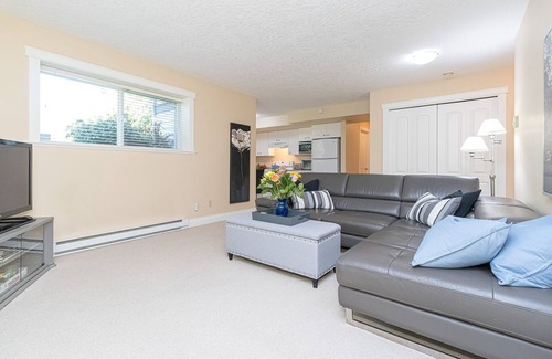 Cordova Bay House | TU CASA - Your Home Away From Home. Central location close to all amenities.