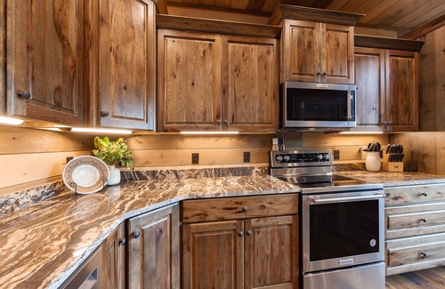 Gatlinburg - Pigeon Forge Cabin | Tuckaway Mtn Lodge - Lux Cabin W/Salt Wtr Pool/Tesla Charger -New Firepit Deck!