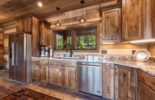 Gatlinburg - Pigeon Forge Cabin | Tuckaway Mtn Lodge - Lux Cabin W/Salt Wtr Pool/Tesla Charger -New Firepit Deck!