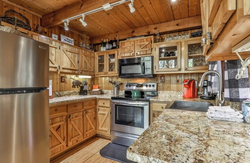 Walnut Mountain Cabin | Tucked Away - 3 BR, 2 BA, Tree Top Chalet