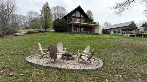 Cadiz House | Tucked Away on the Ridge - Quiet Fall Lake Retreat