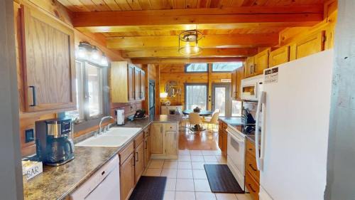 Cadiz House | Tucked Away on the Ridge - Quiet Fall Lake Retreat