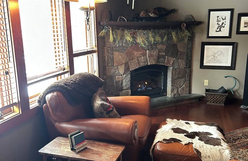 Truckee House | Tucked into the Glenshire area of Truckee, this home is perfect for everyone!
